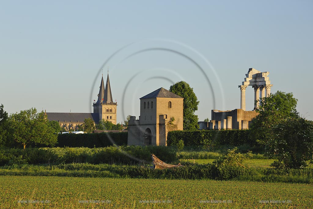 Xanten, Blick mit archaeologischem Park zum Dom St.Victor; Xanten, view with archeological parque to the tower St. Victor.