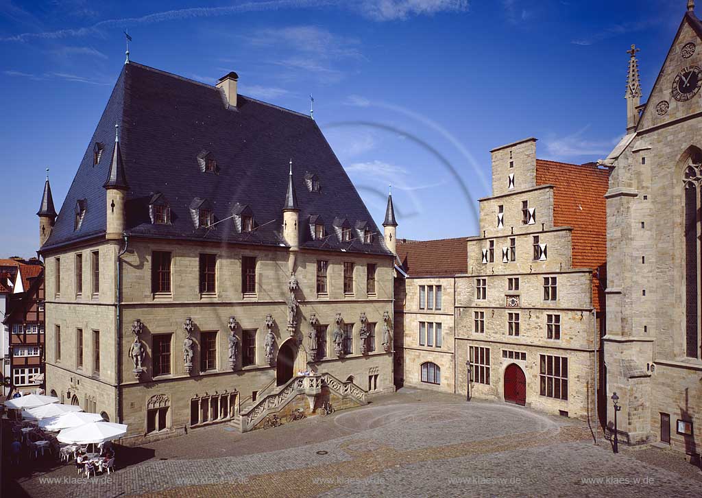 Blick auf das historische Rathaus mit Stadtwaage am Markt, Marktplatz von Osnabrck, Osnabrueck in Sommerstimmung mit Menschen in Niedersachsen