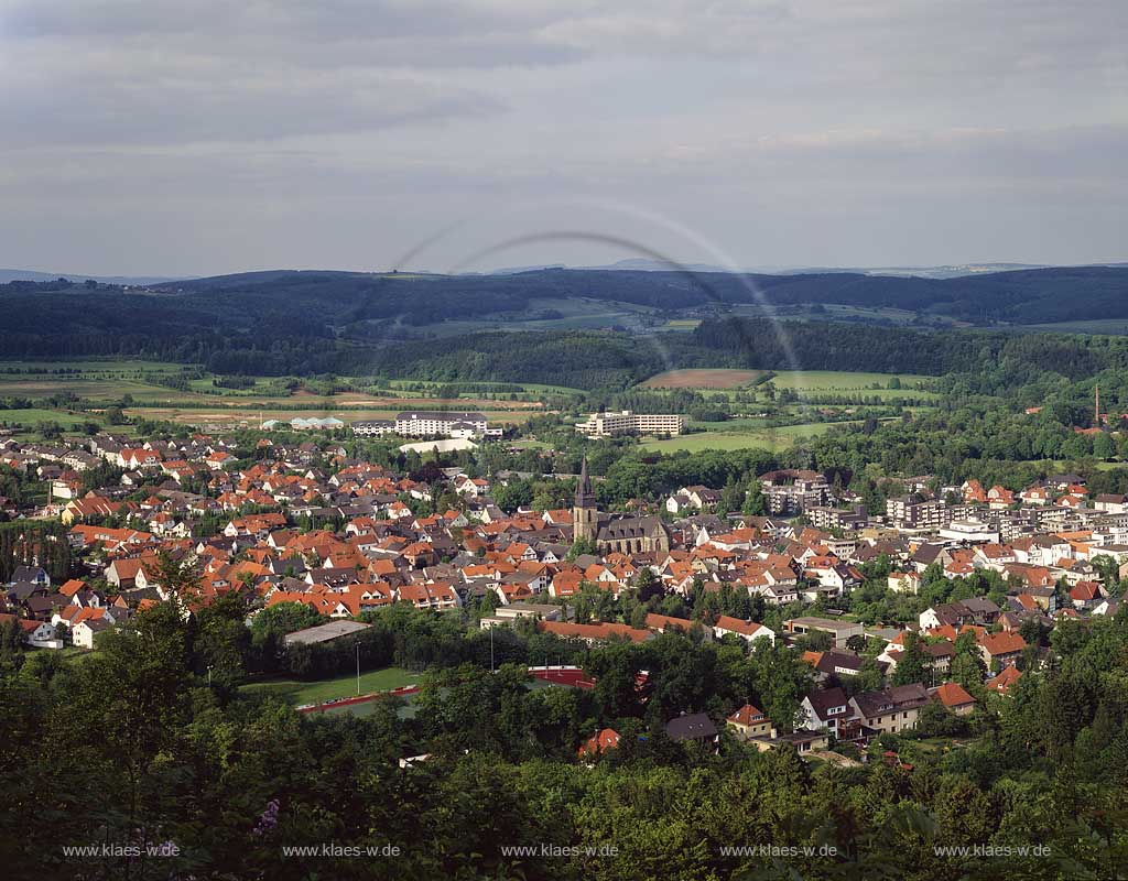 Bad Driburg, Kreis Hxter, Regierungsbezirk Detmold, Ostwestfalen, Blick auf Ort, Kurort mit Sicht zum Koeterberg, Kterberg und Landschaft