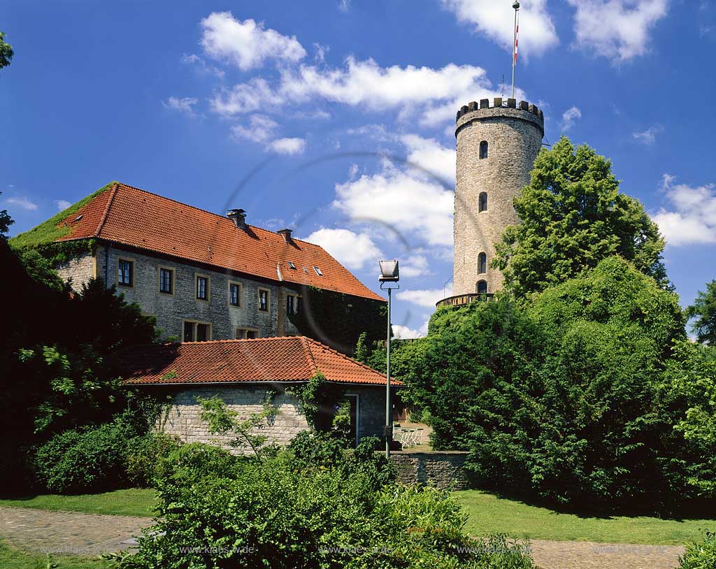 Bielefeld, Landschaftsverband Westfalen-Lippe, Regierungsbezirk Detmold, Ostwestfalen, Blick auf Burg Sparrenberg in Sommerstimmung