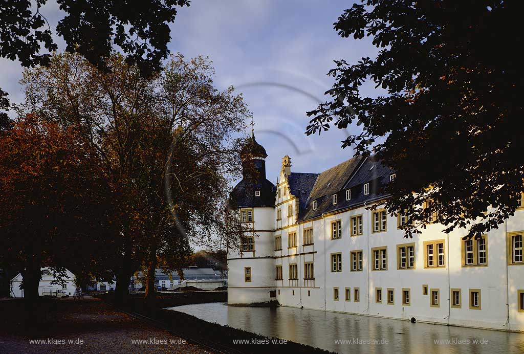 Schloss Neuhaus, Paderborn, Regierungsbezirk Detmold, Kreis Paderborn, Ostwestfalen, Blick auf Schloss, Wasserschloss Neuhaus mit Wassergraben in Herbststimmung