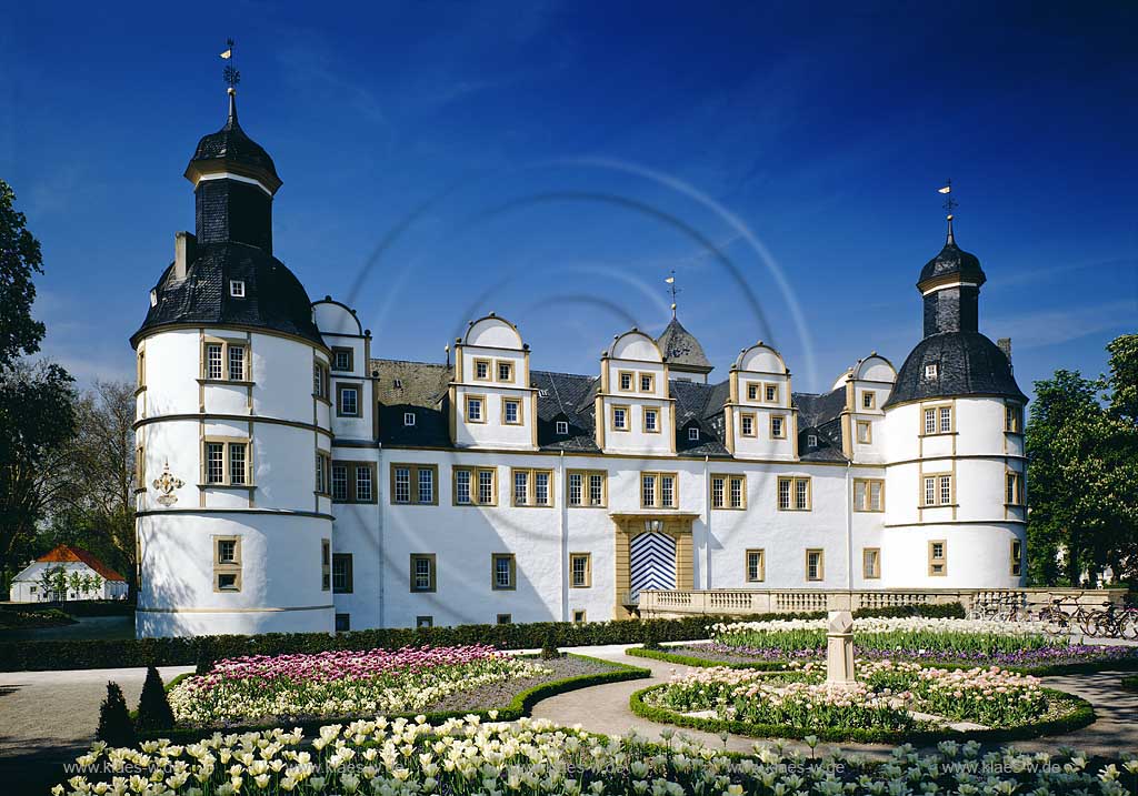 Schloss Neuhaus, Paderborn, Regierungsbezirk Detmold, Kreis Paderborn, Ostwestfalen, Blick auf Schloss, Wasserschloss Neuhaus mit Barockgarten in Sommerlandschaft 