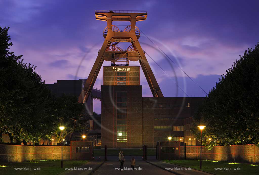 Zeche Zollverein Weltkulturerbe in Essen Katernbarg in abendlicher Beleuchtung zur blauen Stunde blauen Stunde