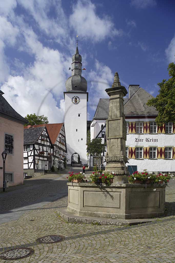 Arnsberg, Blick auf alter Markt mit Brunnen und Glockenturm, Sauerland