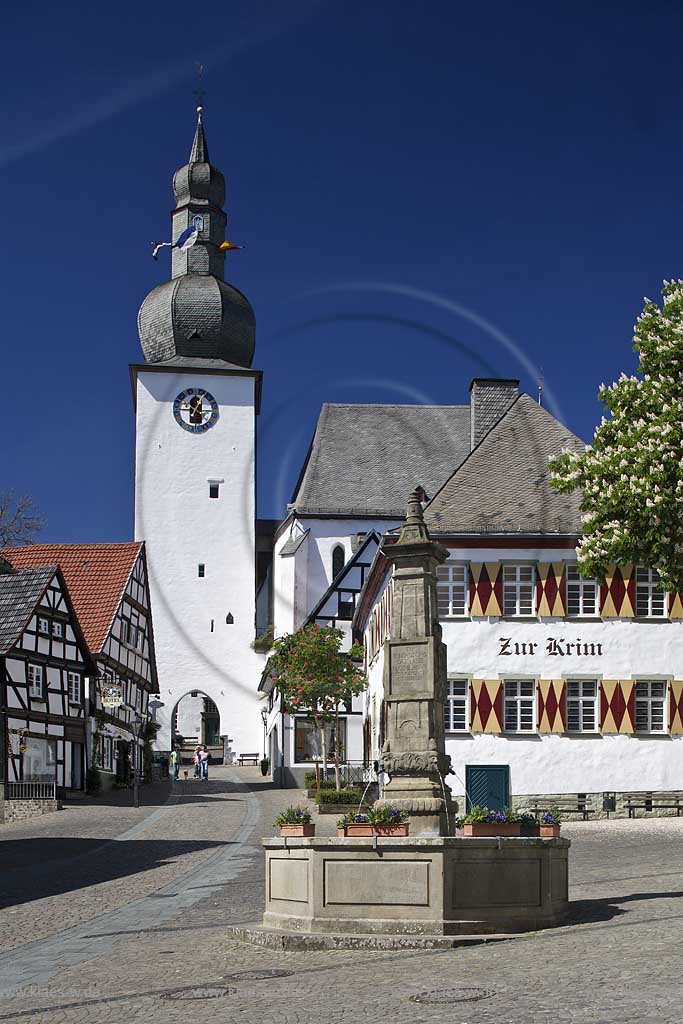 Arnsberg, Blick auf Markt mit Marktbrunnen und Glockenturm, Sauerland