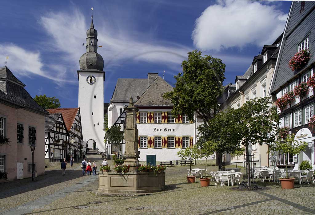 Arnsberg, Blick auf alter Markt mit Brunnen und Glockenturm, Sauerland
