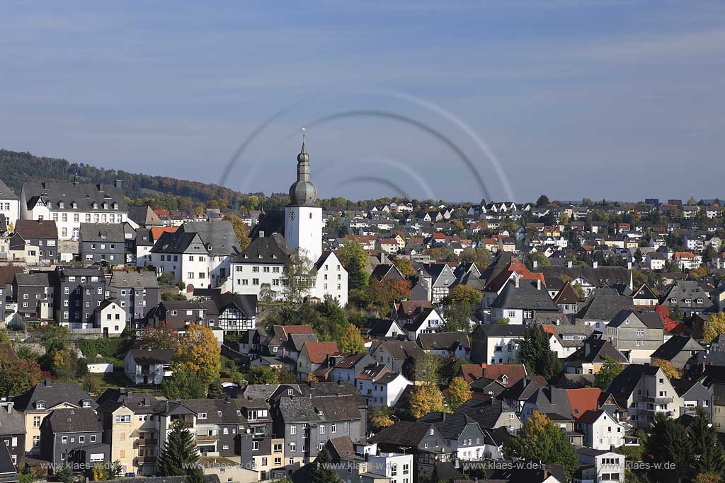 Blick auf die Stadt Arnsberg mit dem weithin sichbaren Wahrzeichen der Stadt dem Glockenturm mit seiner barocken Haube 
