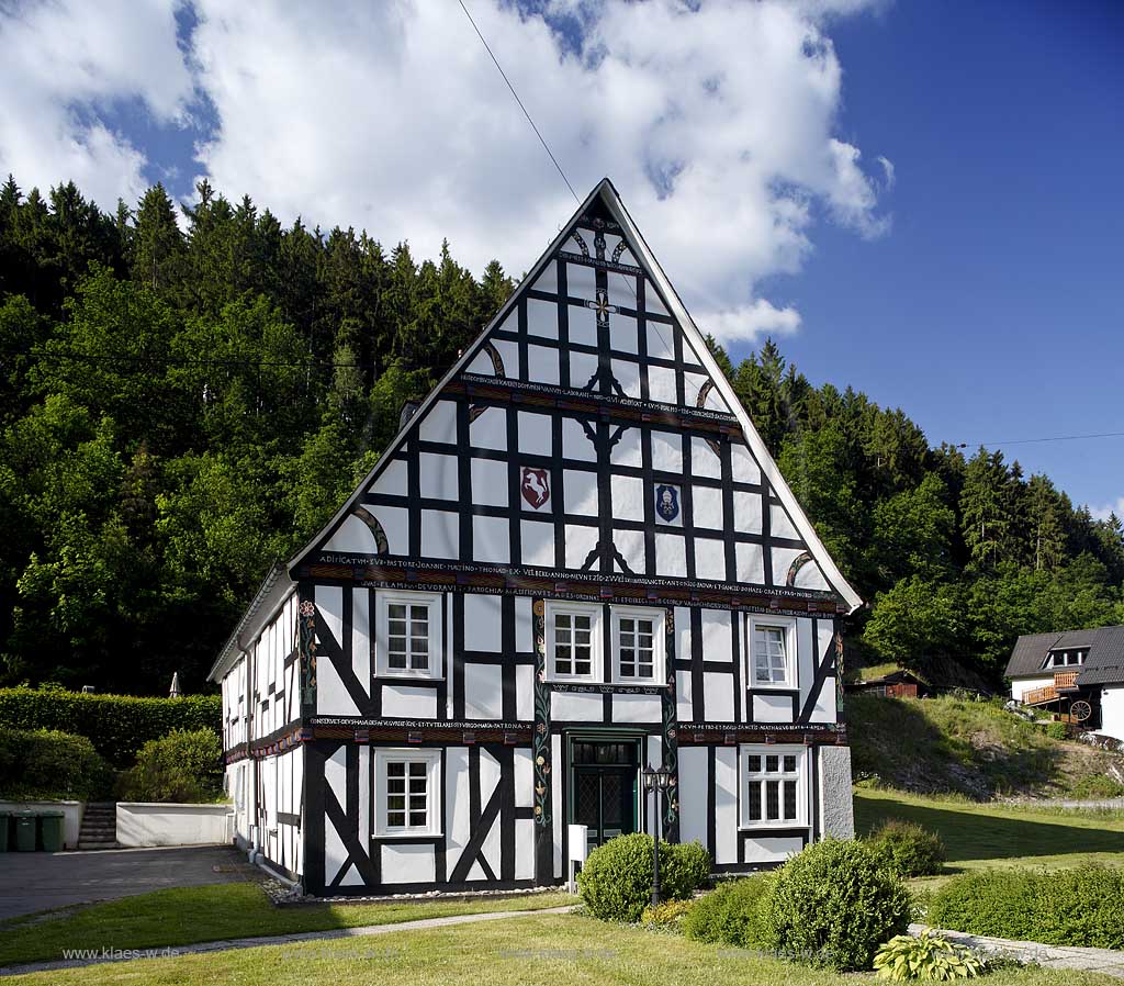 Kirchhundem im Rothaargebirge das Pfarrhaus; Vicarage, manse, a framework house in Kirchhundem