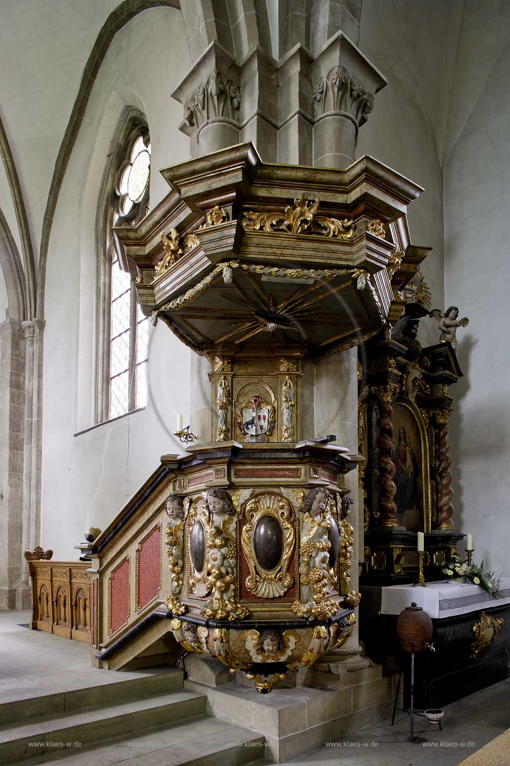 Rthen, Ruethen, Kreis Soest, Blick in obere Pfarrkirche St. Nikolaus, Sauerland
