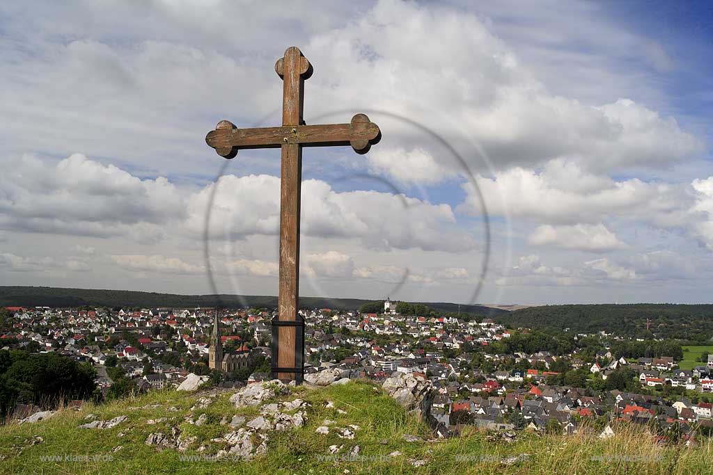 Warstein, Kreis Soest, Blick vom Piusberg, mit Holzkreuz, Kreuz, auf Stadt, Sauerland