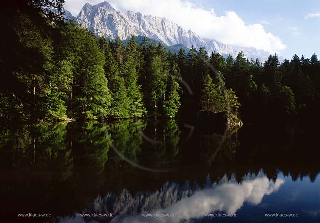 Badersee, Grainau, Landkreis Garmisch-Partenkirchen, Regierungsbezirk Oberbayern, Werdenfelser Land, Blick auf See mit Spiegelbild, Baeumen am Ufer und Sicht zur Zugspitze  