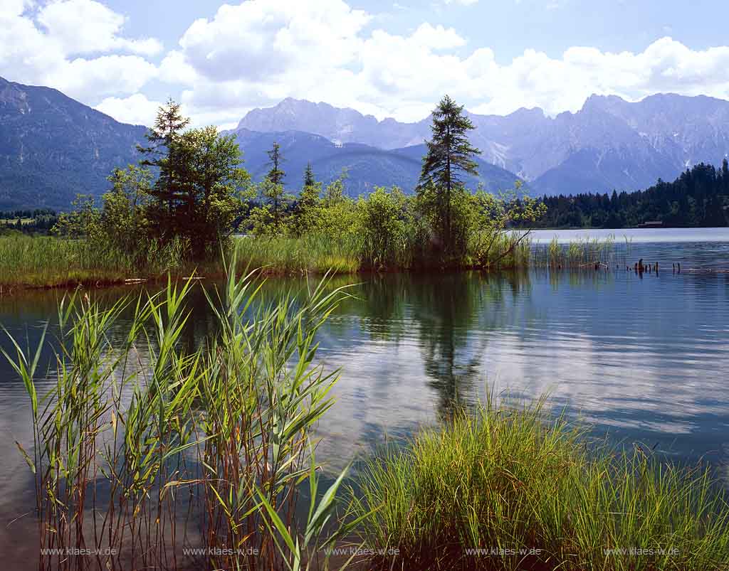 Barmsee, Wallgau, Klais, Karwendelgebirge, Regierungsbezirk Oberbayern, Landkreis Garmisch-Partenkirchen, Werdenfelser Land, Blick auf Barmsee und Landschaft mit Sicht zur Karwendel Gebirgsgruppe