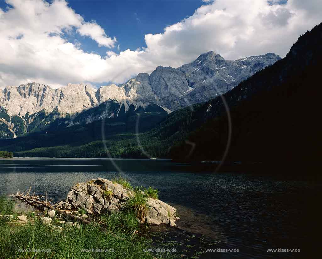 Eibsee, Garmisch-Partenkirchen, Regierungsbezirk Oberbayern, Werdenfelser Land, Blick auf Eibsee und Landschaft mit Sicht auf Zugspitze 