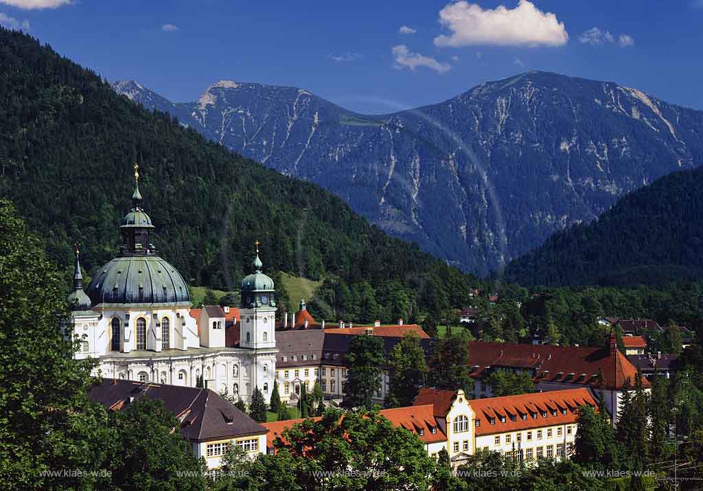 Ettal, Garmisch-Partenkirchen, Oberbayern, Werdenfelser Land, Blick auf Kloster Ettal mit Sicht auf Landschaft und Berge