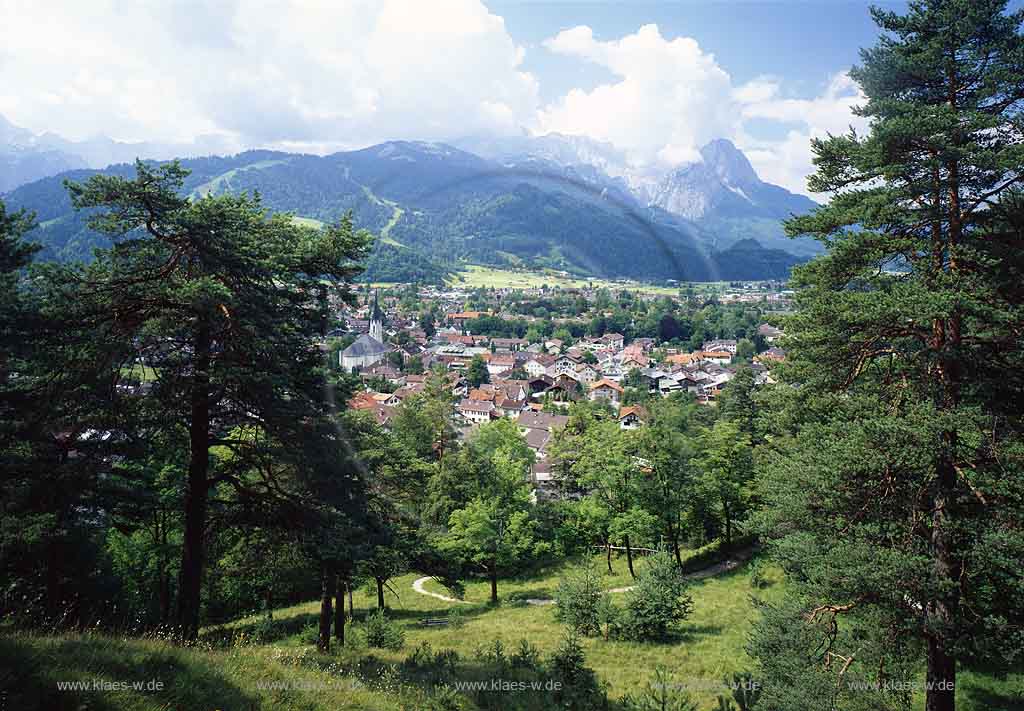 Garmisch-Partenkirchen, Oberbayern, Werdenfelser Land, Blick auf den Ort, Altstadt und Lanschaft mit Sicht auf die Berge