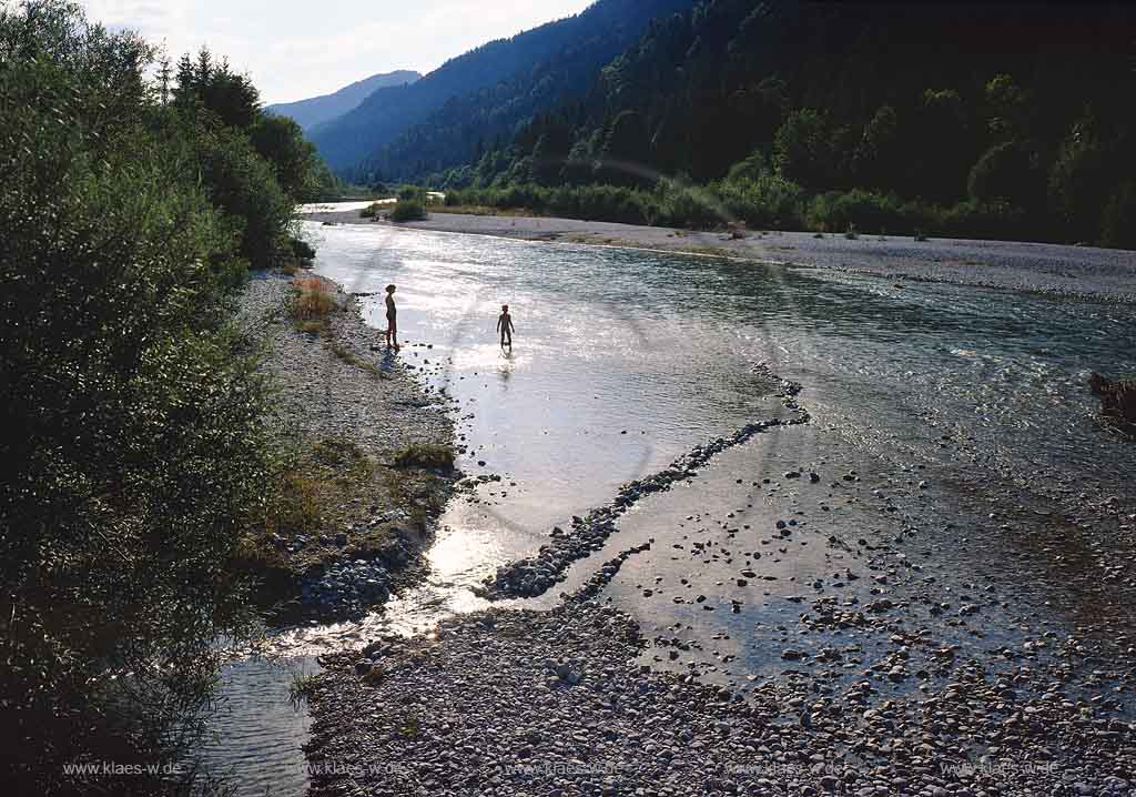 Vorderriss, Isar, Lenggries, Landkreis Bad Toelz-Wolfratshausen, Werdenfelser Land, Oberbayern, Blick auf Isarlauf bei Vorderriss mit Uferlandschaft und Bergen