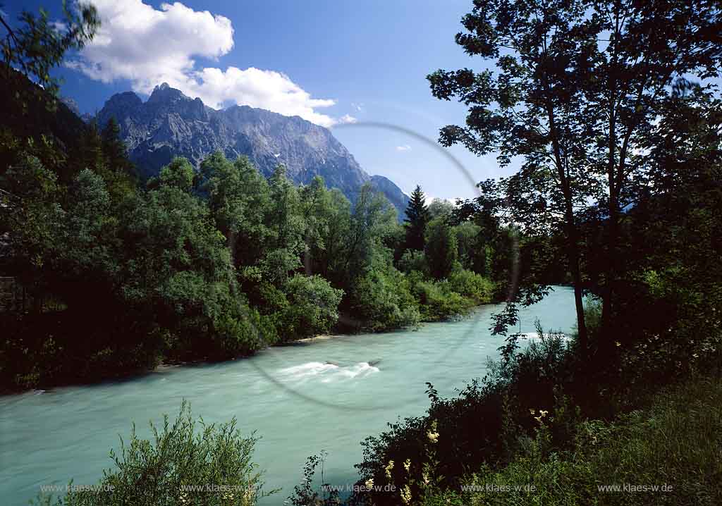 Mittenwald, Garmisch-Partenkirchen, Oberbayern, Werdenfelser Land, Blick auf Isar, Isarlauf und Landschaft mit Sicht auf Krawendelgebirge
