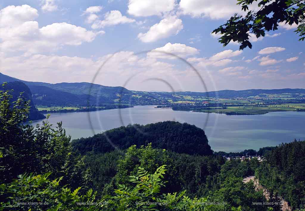 Kochel am See, Werdenfelser Land, Landkreis Bad Toelz-Wolfratshausen, Oberbayern, Blick auf Kochelsee und Landschaft mit Sicht zum Ort