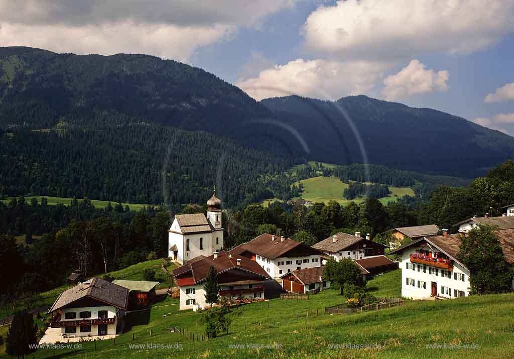 Wamberg, Garmisch-Partenkichen, Werdenfelser Land, Oberbayern, Hoechsgeleg, Blick auf deutsches Kirchdorf mit Sicht auf Landschaft und Gebirgen, Berge