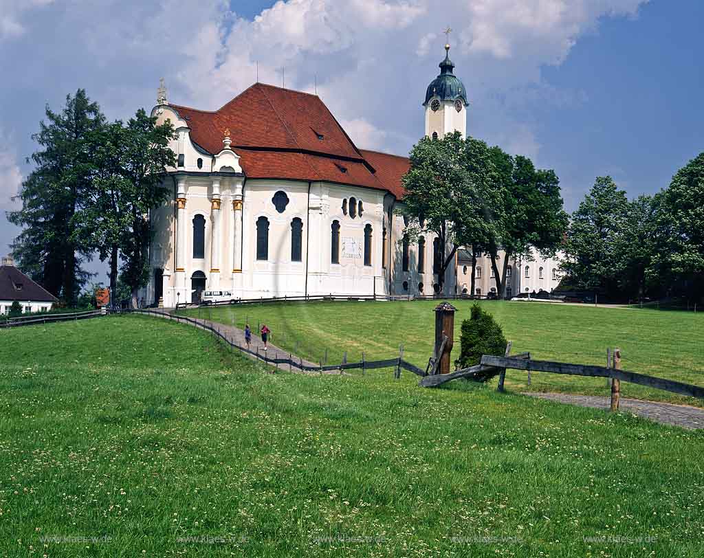 Wies, Freising, Oberbayern, Werdenfelser Land, Blick auf katholische Wallfahrtskirche Wieskirche in Sommerlandschaft