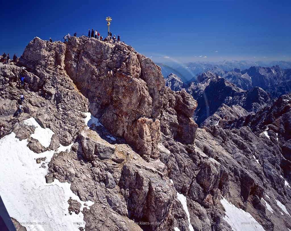 Zugspitze, Grainau, Oberbayern, Werdenfelser Land, hoechster Berg Deutschlands, Blick auf Zugspitzgipfel mit Bergsteigern, Wanderern