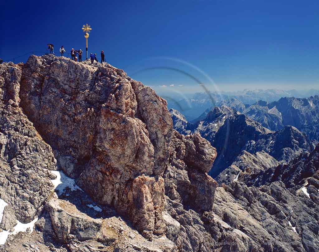 Zugspitze, Grainau, Oberbayern, Werdenfelser Land, hoechster Berg Deutschlands, Blick auf Zugspitzgipfel mit Bergsteigern, Wanderern