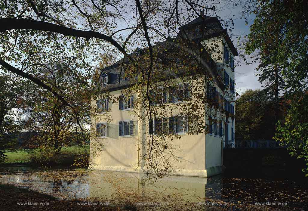 Bilkheim, Westerwaldkreis, Westerwald, Blick auf Schloss, Wasserschloss Neuroth