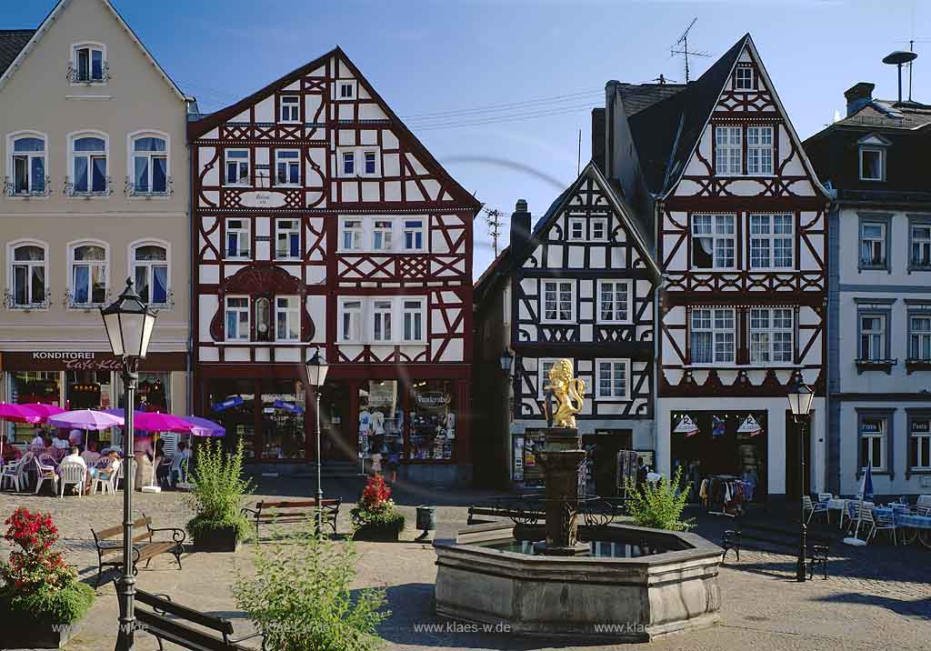 Hachenburg, Westerwaldkreis, Westerwald, Blick auf Landschaftsmuseum mit Marktplatz, Springbrunnen