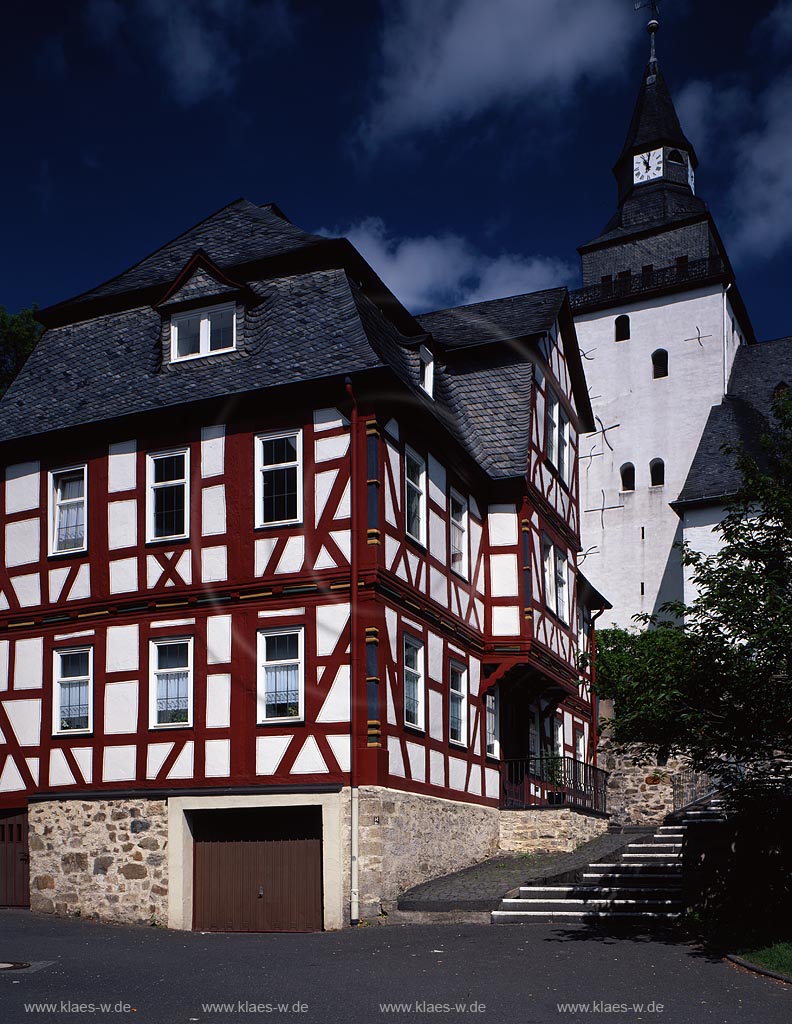 Haiger, Lahn-Dill-Kreis, Blick auf Kirche und Fachwerkhaus, Hessen, Westerwald