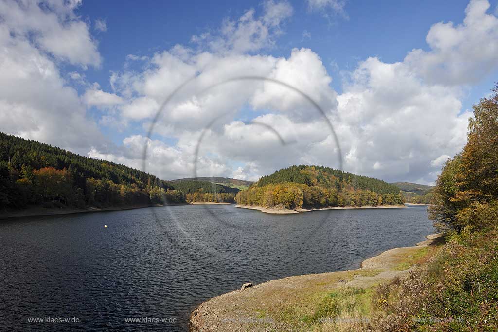 Appertalsperre bei Gummersbach, Blick Richtung Burg und Unnenberg in Herbstlandschaft mit Wolkenstimmung; Agger barrage near Gummersbach in atmospheric autumn landscape with clouds 