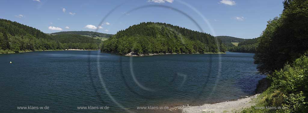 Aggertalsper, Blick von Sueden zur Halbinsel Burg Zinne zwischen dem Agger und Genkelarm und Unnenbergturm am Horizont bei klarem Wetter mit blauem Himmel, wenigen Wolken in Fruehsommerlandschaft; Agger dam view over the barrage in summer landscape and Unnenberg look out at the horizon, blue sky few clouds