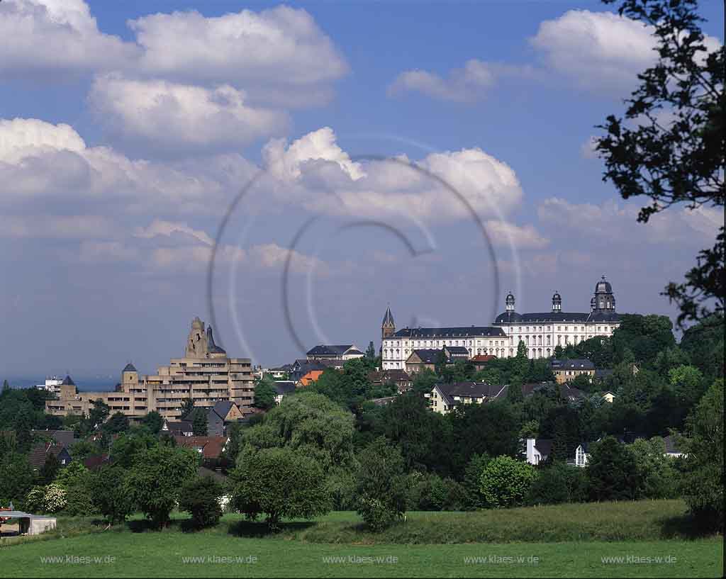 Bensberg, Bergisch Gladbach, Rheinisch-Bergischer Kreis, Regierungsbezirk Kln, Koeln, Blick auf den Ort mit Sicht auf Schloss Bensberg, Grandhotel mit fnf Sternen, Joachim Wissler