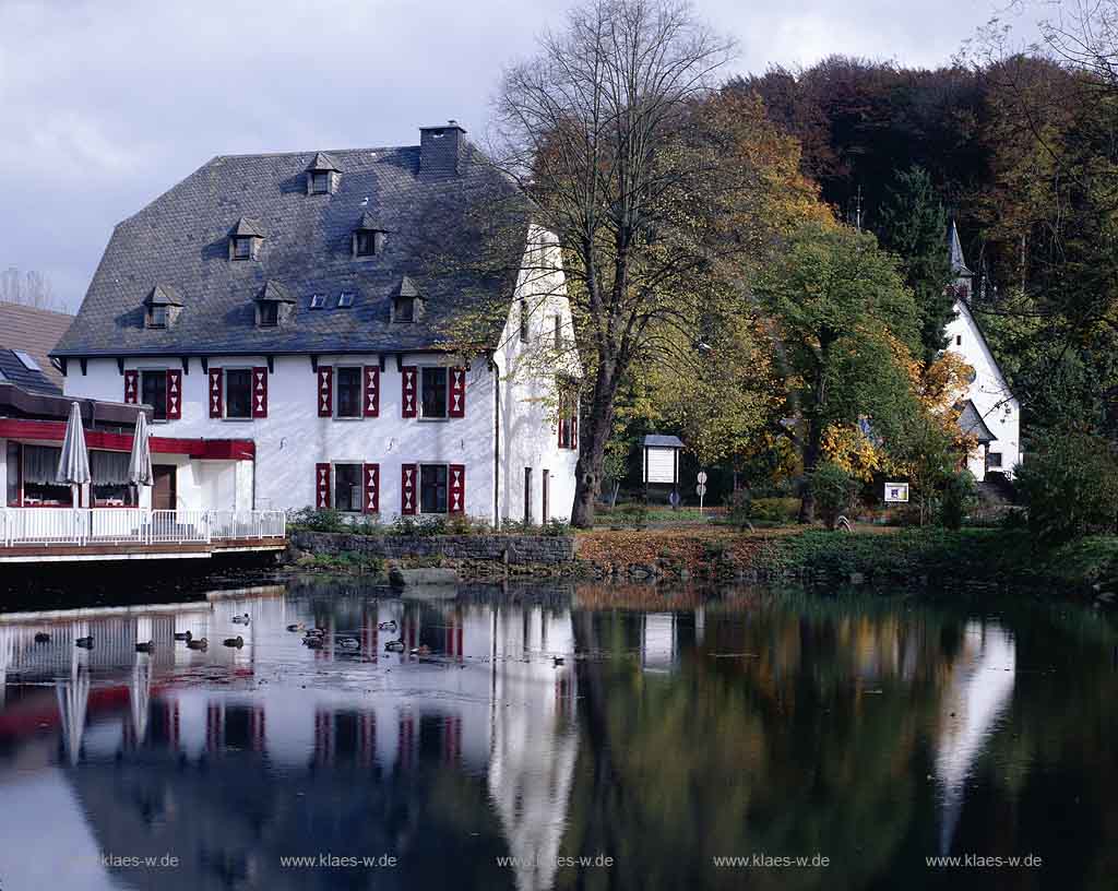 Herrenstrunden, Bergisch Gladbach, Rheinisch-Bergischer Kreis, Blick auf Johanniter Komturei, Heute Malteserkomturei  mit Teichblick