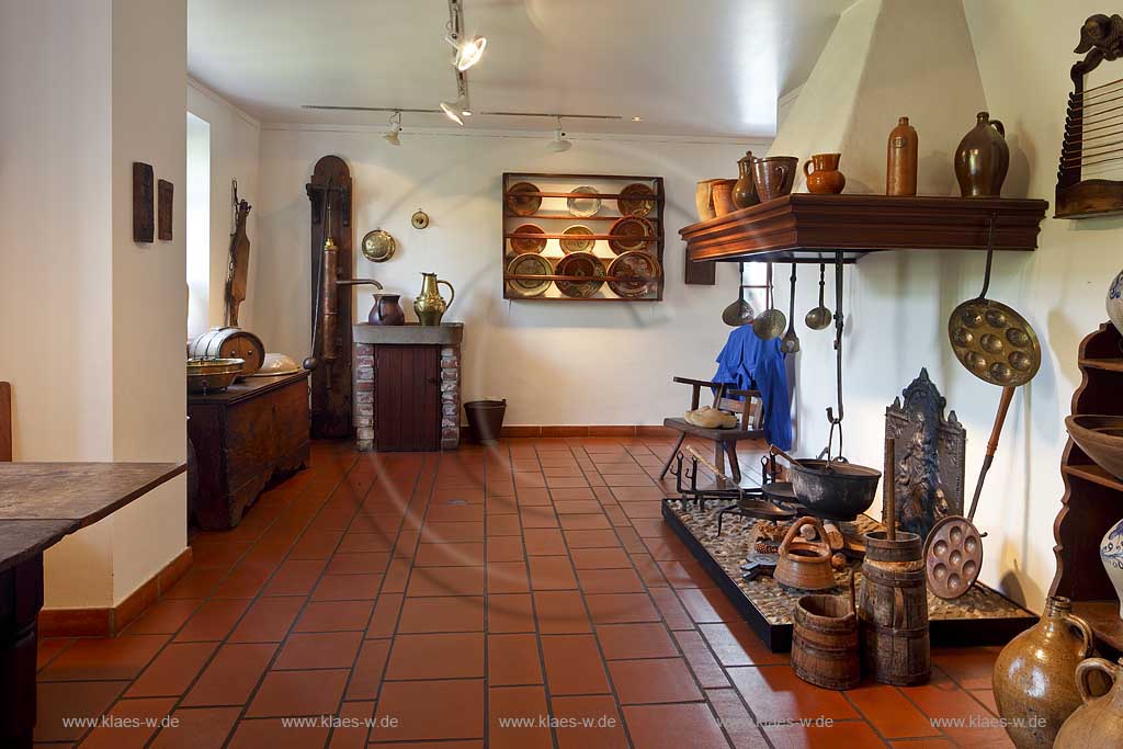 Bergisch Gladbach Bensberg, Bergisches Museum fuer Bergbau Handel und Gewerbe, Haupthaus Blick in die Kueche mit Kamin, Kruegen und Tellern; Museum of mining and trading