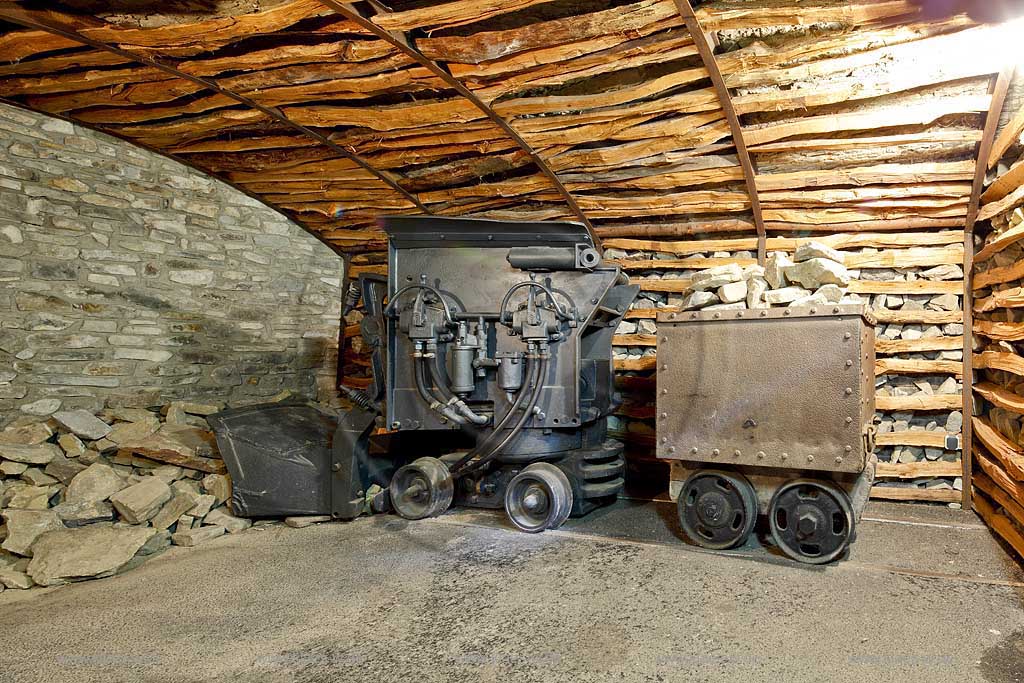 Bergisch Gladbach Bensberg, Bergisches Museum fuer Bergbau Handel und Gewerbe, Schaubergwerk mit Stollen und Lore; Museum of mining and trading