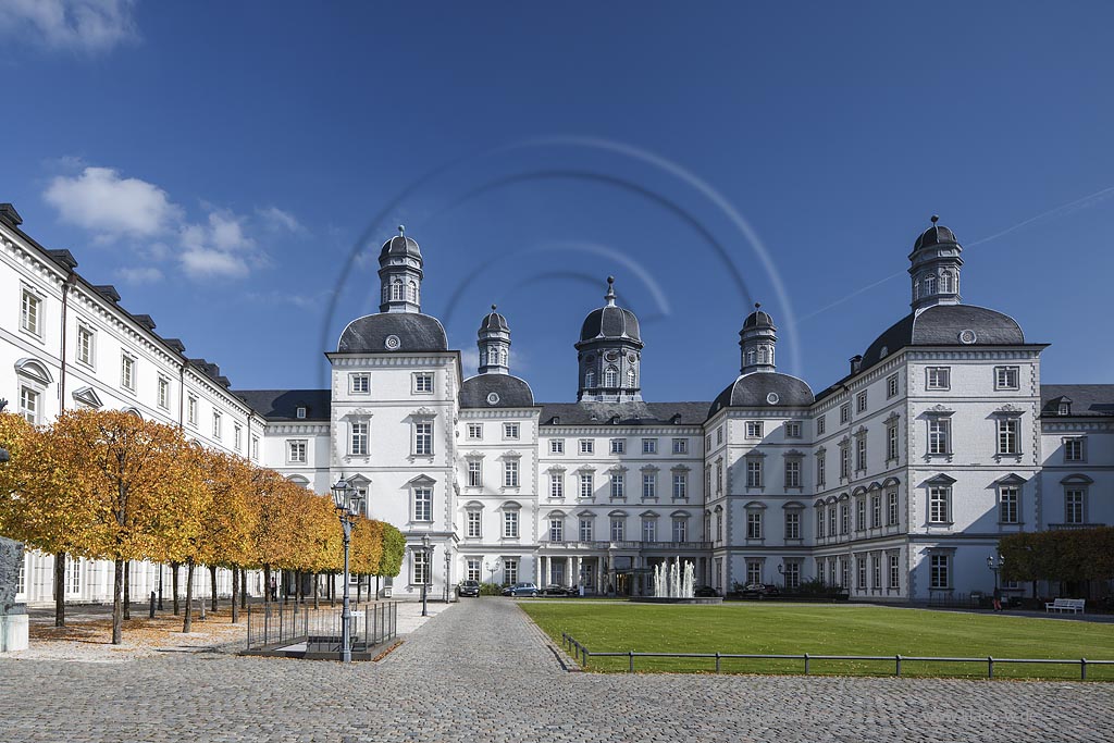 Bergisch Gladbach-Bensberg, Schloss Bensberg, es ist ein im fruehen 18. Jahrhundert erbautes Jagdschloss, das heute als Hotel genutzt wird; Bergisch Gladbach-Bensberg, castle Schloss Bensberg.