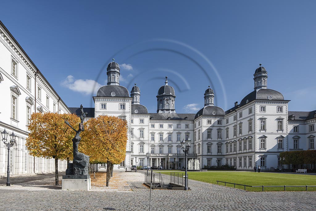 Bergisch Gladbach-Bensberg, Schloss Bensberg, es ist ein im fruehen 18. Jahrhundert erbautes Jagdschloss, das heute als Hotel genutzt wird; Bergisch Gladbach-Bensberg, castle Schloss Bensberg.