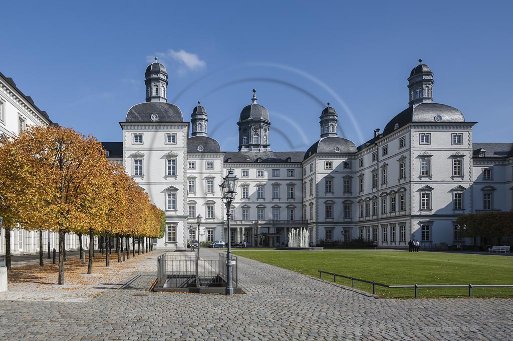 Bergisch Gladbach-Bensberg, Schloss Bensberg, es ist ein im fruehen 18. Jahrhundert erbautes Jagdschloss, das heute als Hotel genutzt wird; Bergisch Gladbach-Bensberg, castle Schloss Bensberg.