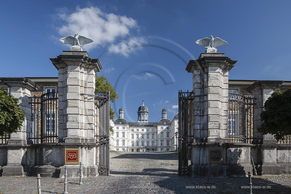 Bergisch Gladbach-Bensberg, Blick durch das Eingangstor auf Schoss Bensberg, es ist ein im fruehen 18. Jahrhundert erbautes Jagdschloss, das heute als Hotel genutzt wird; Bergisch Gladbach-Bensberg, view through the entrance to castle Schloss Bensberg.