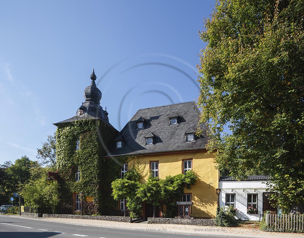 Bergisch Gladbach-Herrenstrunden, Burg Zweiffel, ein ehemaliger Adelssitz im Tal der Strunde, es handelt sich bei der Burg Zweiffel, auch Burg Zweiffelstrunden genannt, um eine ehemalige Wasserburg; Bergisch Gladbach-Herrenstrunden, castle Burg Zweiffel.