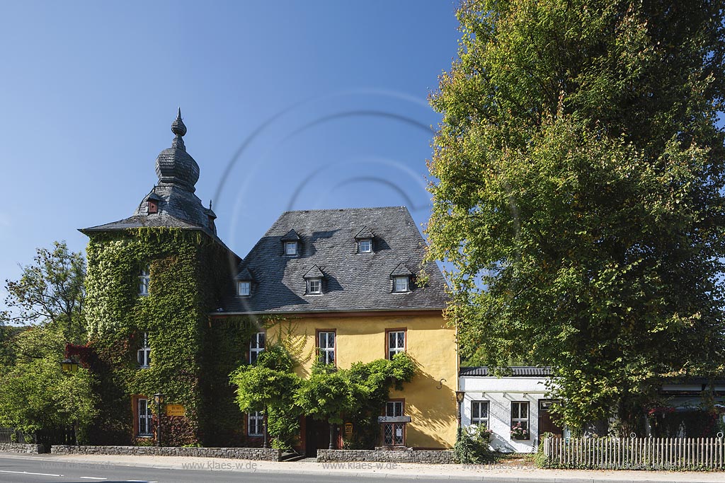 Bergisch Gladbach-Herrenstrunden, Burg Zweiffel, ein ehemaliger Adelssitz im Tal der Strunde, es handelt sich bei der Burg Zweiffel, auch Burg Zweiffelstrunden genannt, um eine ehemalige Wasserburg; Bergisch Gladbach-Herrenstrunden, castle Burg Zweiffel.