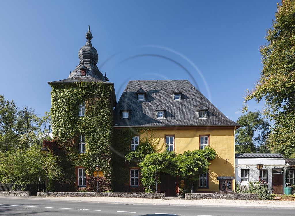 Bergisch Gladbach-Herrenstrunden, Burg Zweiffel, ein ehemaliger Adelssitz im Tal der Strunde, es handelt sich bei der Burg Zweiffel, auch Burg Zweiffelstrunden genannt, um eine ehemalige Wasserburg; Bergisch Gladbach-Herrenstrunden, castle Burg Zweiffel.