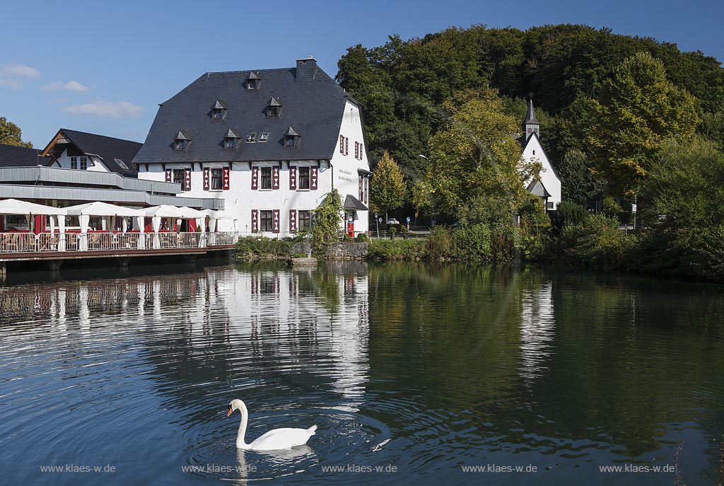 Bergisch Gladbach-Herrenstrunden, Malteser Komturei, ist ein im 13. Jahrhundert gegruendeter Verwaltungssitz des Johanniterordens aus dem Anfang des 17. Jahrhunderts. Das Haus wird heute als Hotel und Restaurant genutzt; Bergisch Gladbach-Herrenstunden, commandery Malteser Komturei.