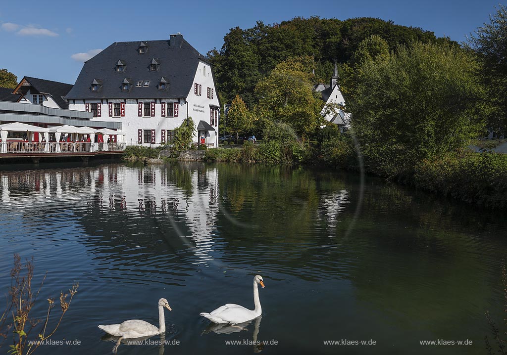 Bergisch Gladbach-Herrenstrunden, Malteser Komturei, ist ein im 13. Jahrhundert gegruendeter Verwaltungssitz des Johanniterordens aus dem Anfang des 17. Jahrhunderts. Das Haus wird heute als Hotel und Restaurant genutzt; Bergisch Gladbach-Herrenstunden, commandery Malteser Komturei.