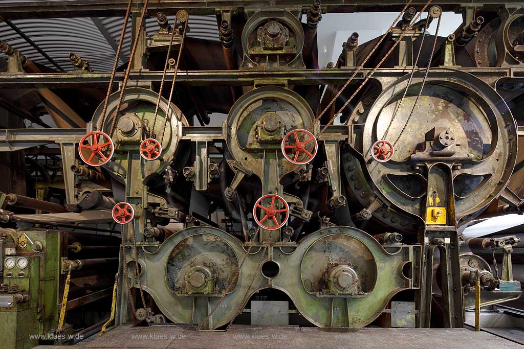 Bergisch Gladbach LVR Industriemuseum Papiermuehle Alte Dombach Innenansicht Papiermaschinenhalle mit Papiermaschine PM4; Rhineland Industrial Museum The Old Dombach paper Mill