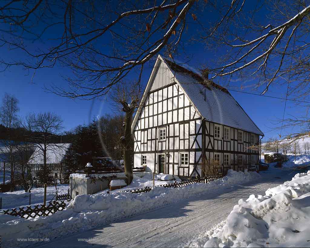 Pernze, Bergneustadt, Oberbergischer Kreis, Bergisches Land, Oberbergischer Kreis, Regierungsbezirk Kln, Blick auf Fachwerkhaus in Schneelandschaft, Winterlandschaft  