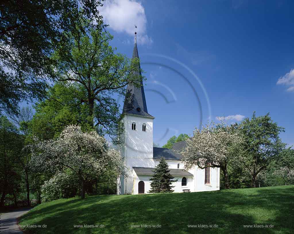 Wiedenest, Bergneustadt, Oberbergischer Kreis, Bergisches Land, Oberbergischer Kreis, Regierungsbezirk Kln, Blick auf Kirche, Bonte Kerke im Frhling, Fruehling  