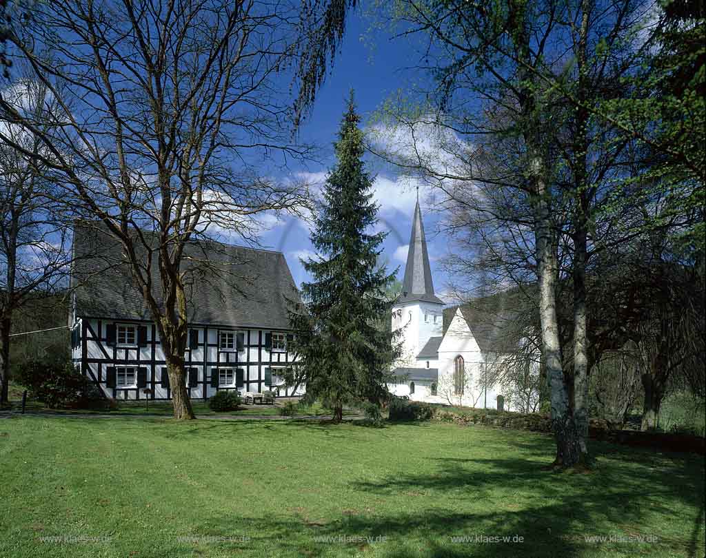 Wiedenest, Bergneustadt, Oberbergischer Kreis, Bergisches Land, Oberbergischer Kreis, Regierungsbezirk Kln, Blick auf Kirche, Bonte Kerke und Pfarrhaus