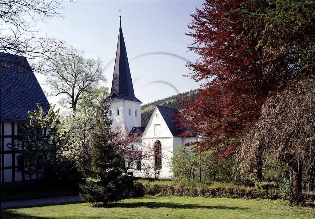 Wiedenest, Bergneustadt, Oberbergischer Kreis, Bergisches Land, Oberbergischer Kreis, Regierungsbezirk Kln, Blick auf Pfarrkirche in Frhlingslandschaft, Fruehlingslandschaft   