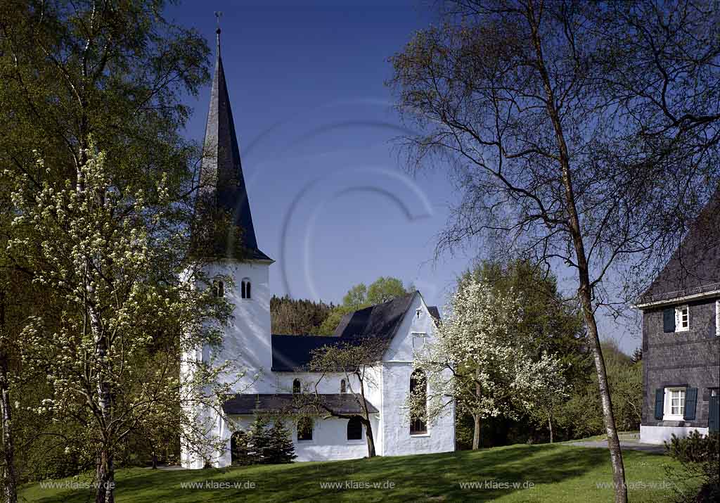 Wiedenest, Bergneustadt, Oberbergischer Kreis, Bergisches Land, Oberbergischer Kreis, Regierungsbezirk Kln, Blick auf Pfarrkirche in Frhlingslandschaft, Fruehlingslandschaft   